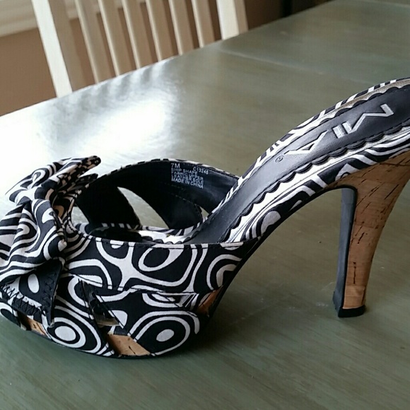 Like new Mia heels - Picture 3 of 3