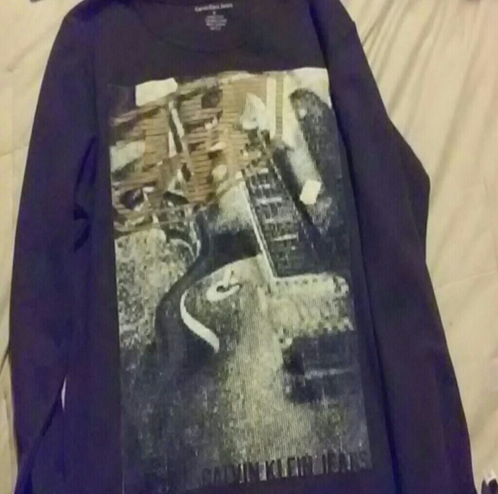 Calvin Klein top size xl fits like a med