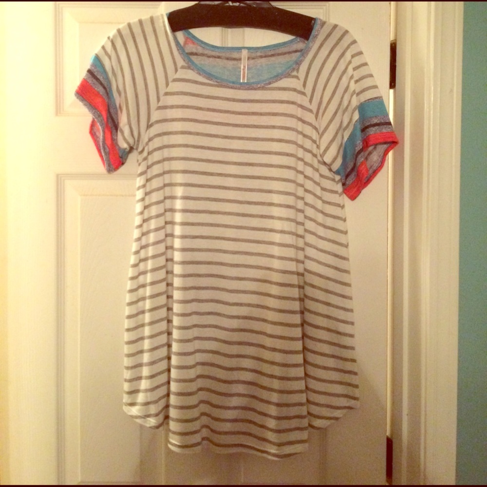 My story top size small flowy!! Never been worn!