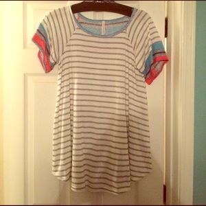 My story top size small flowy!! Never been worn!