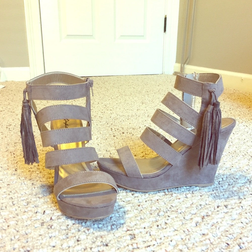 NEVER WORN, Taupe tassel wedges