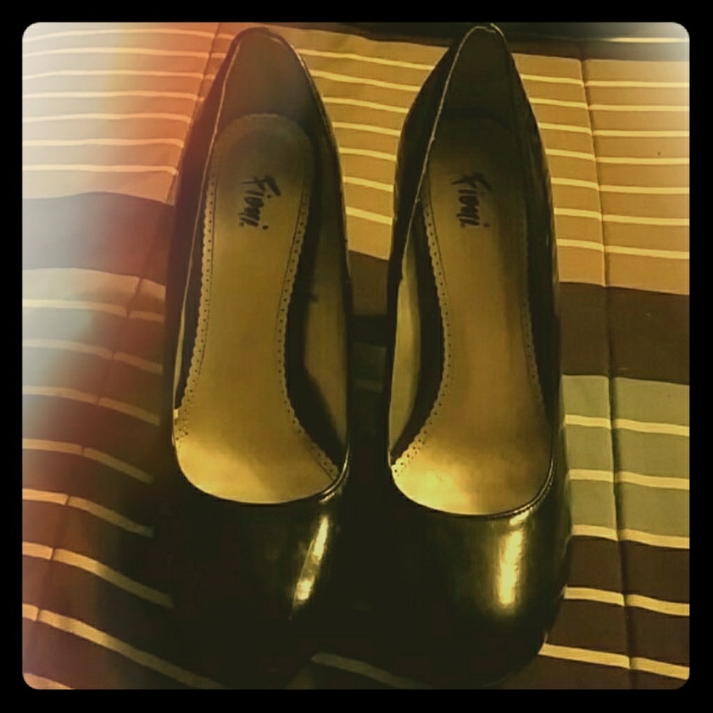 Black Pumps