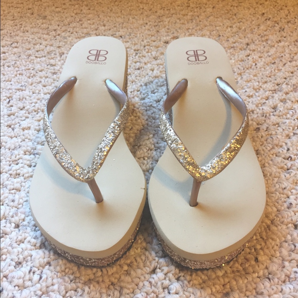 BEAND NEW! Gold glitter flip flips