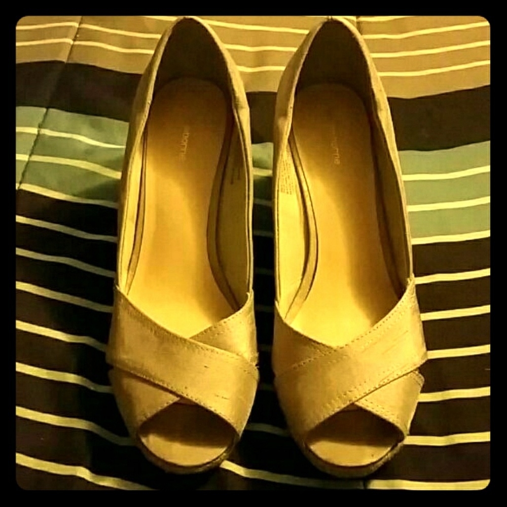 Beautiful tan wedge sandles!
