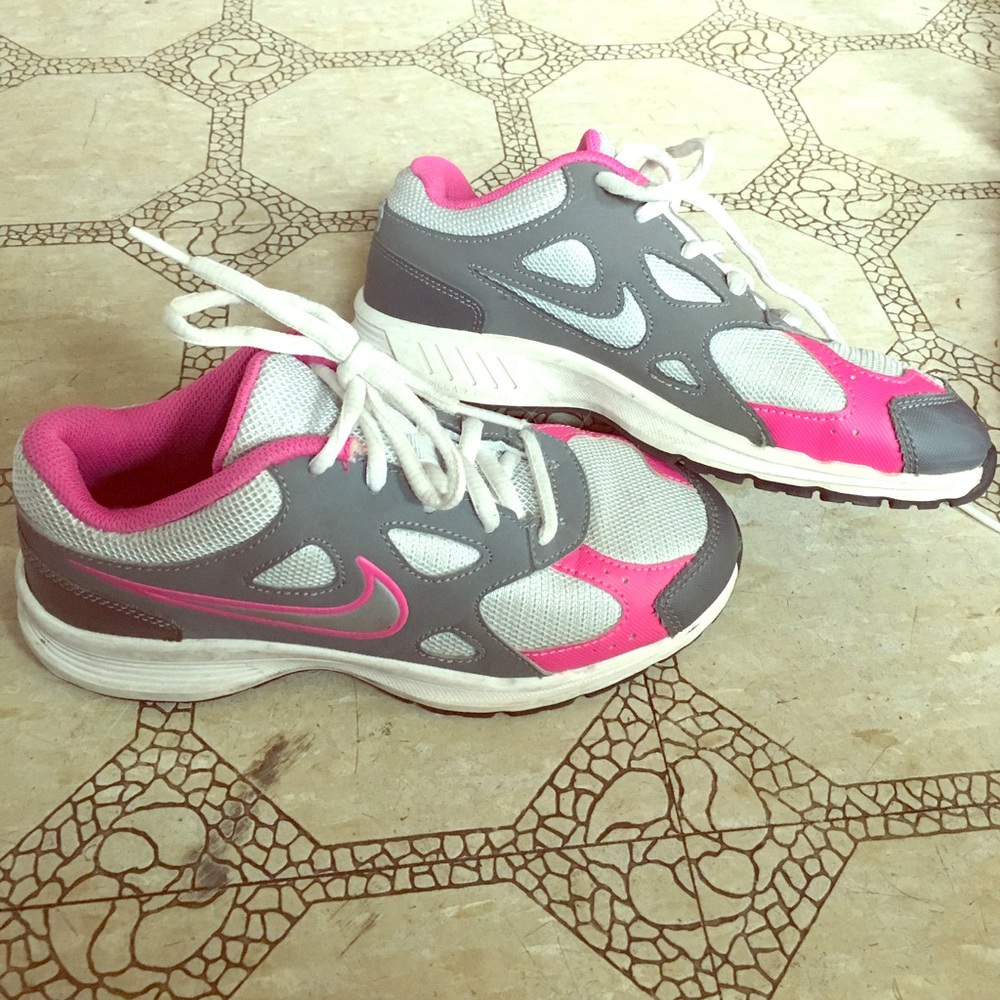 ⭐️Girls Youth size 2 Nike shoes