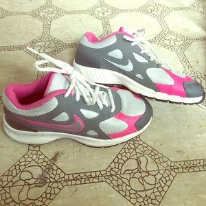 ⭐️Girls Youth size 2 Nike shoes