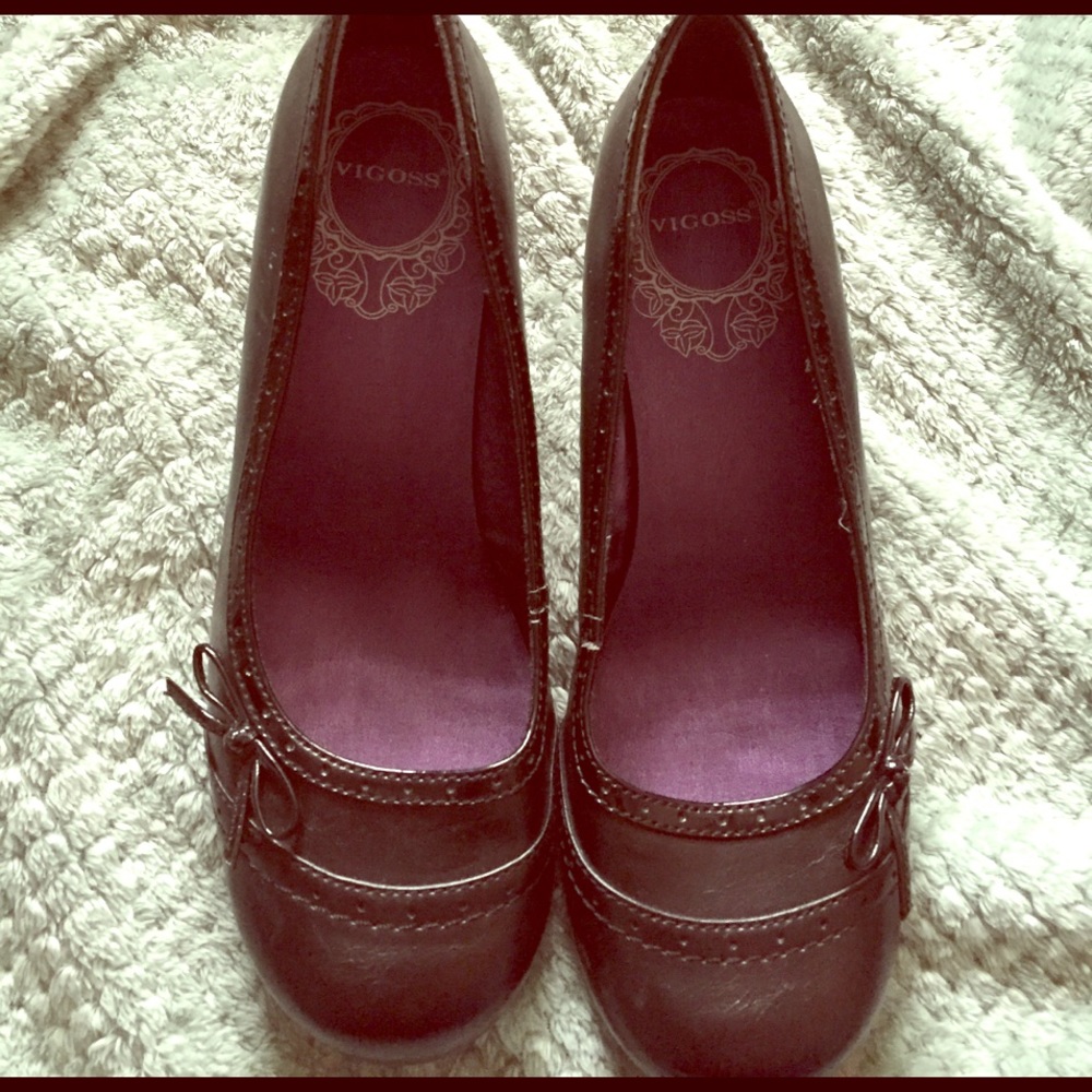 Black small heel size 9 shoes with bow