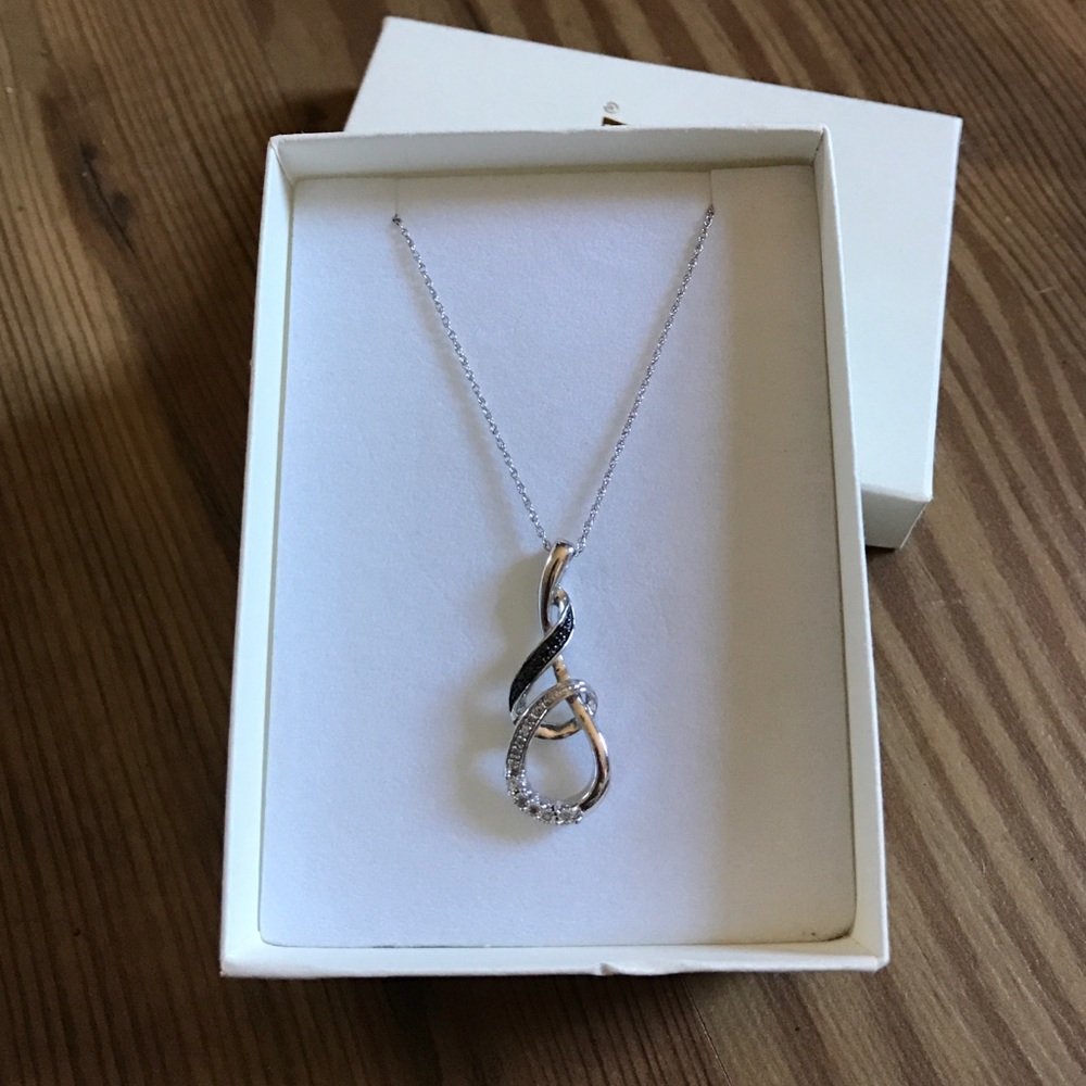 💎 Black and White Diamond Necklace BRAND NEW