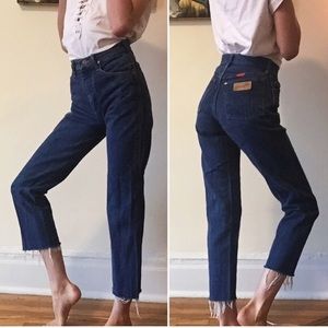 VINTAGE HIGH WAISTED WRANGLER JEANS😍😍