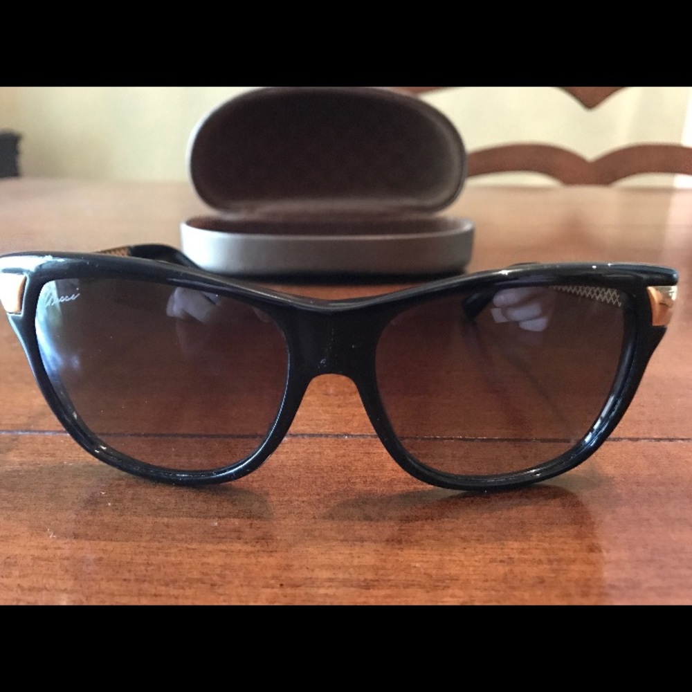 WOMENS GUCCI- BLACK & GOLD SUNGLASSES