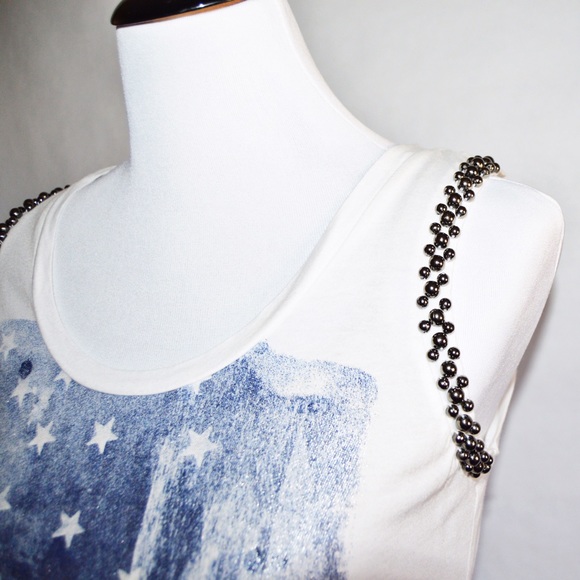 Express Sleeveless White Top / Blue Flag Design - Picture 4 of 6