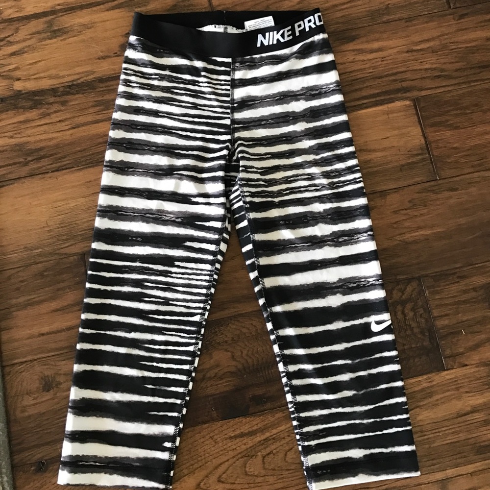 2 pair Nike workout capris and leggings size Small