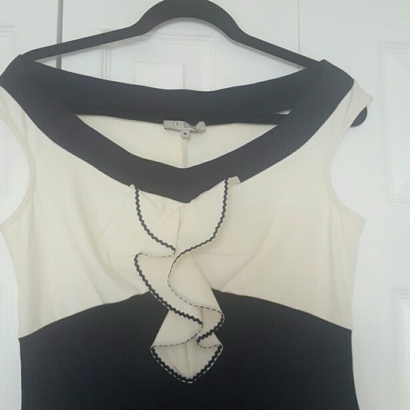 Tribute of the shoulders dress - Picture 2 of 3