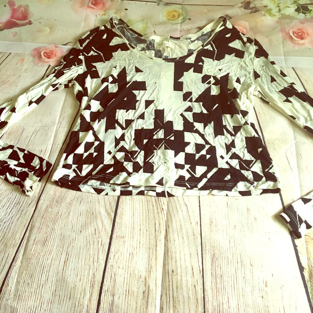 White and black crop top long sleeved