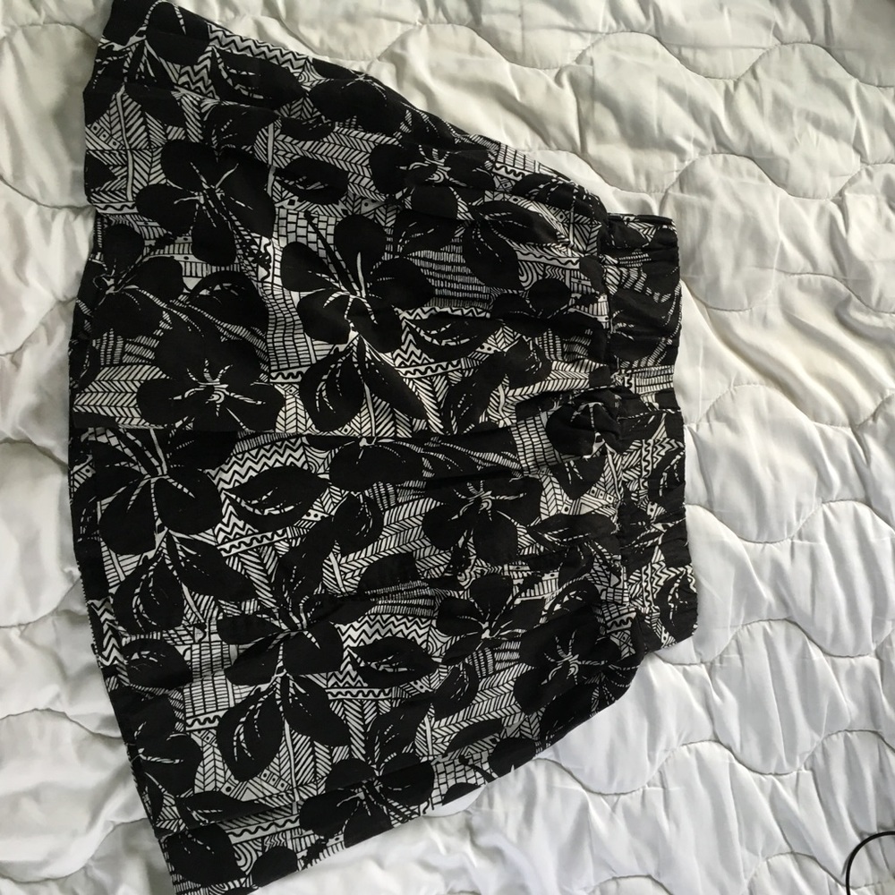 Black & white floral pleated skirt