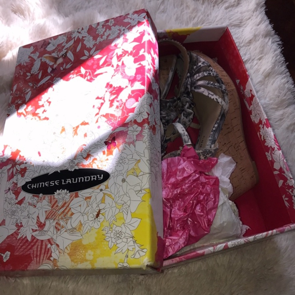 Chinese laundry Venice beach wedges size 8