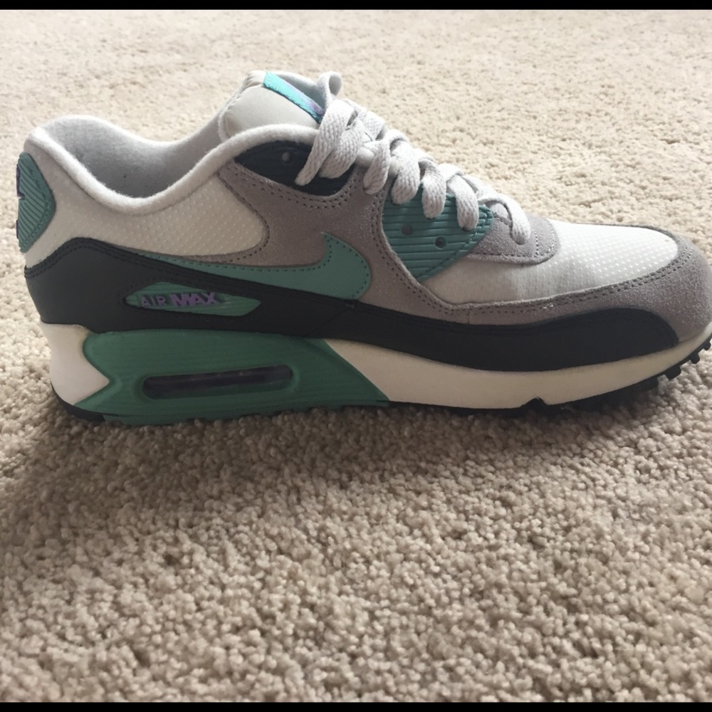 Size 8.5 Nike Air Max. Wore 2 times or less.