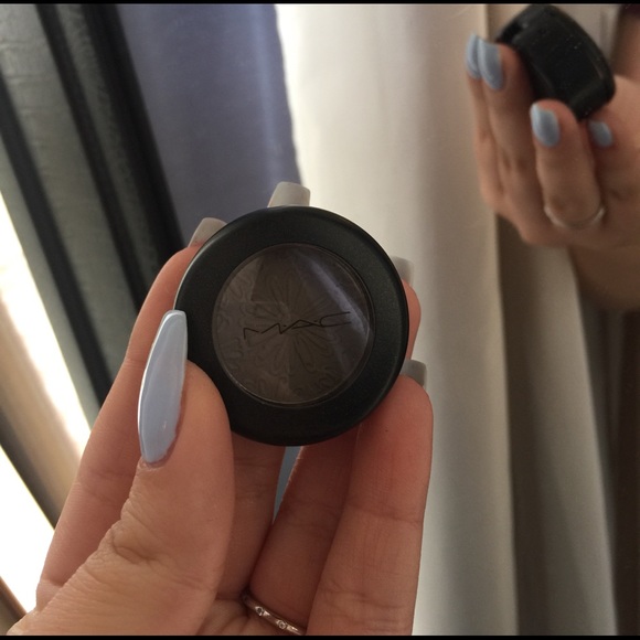 MAC eyeshadow single in shade GROUNDCOVER - Picture 1 of 3