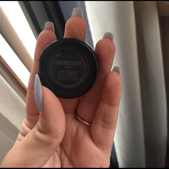 MAC eyeshadow single in shade GROUNDCOVER - Picture 2 of 3