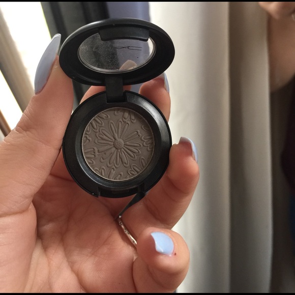MAC eyeshadow single in shade GROUNDCOVER - Picture 3 of 3