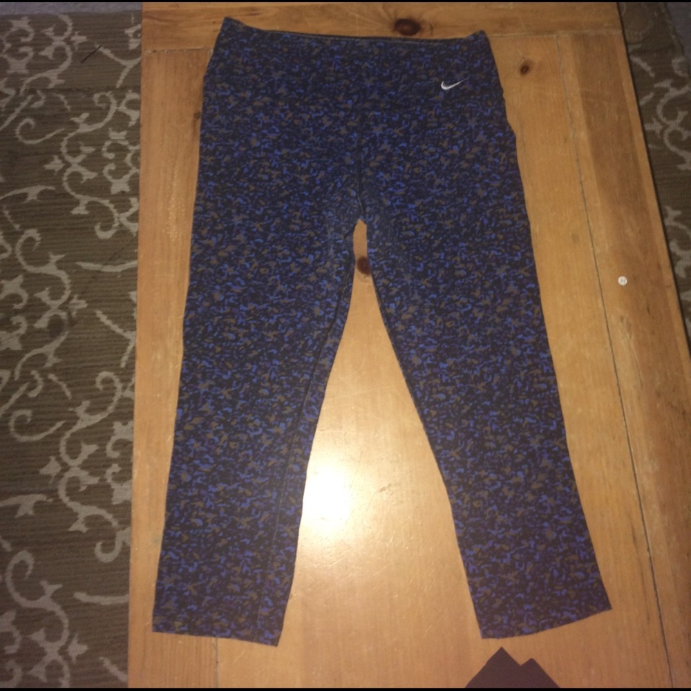 Blue camo Nike cropped leggings