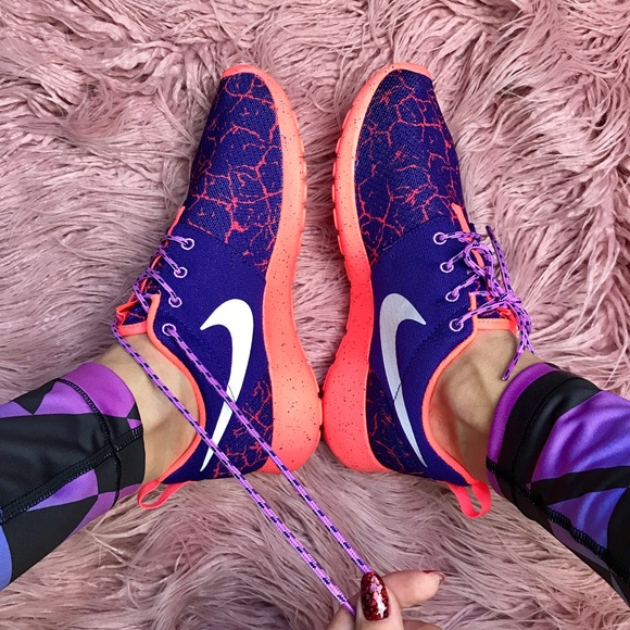 NWT Nike roshe 😈 - Picture 2 of 7