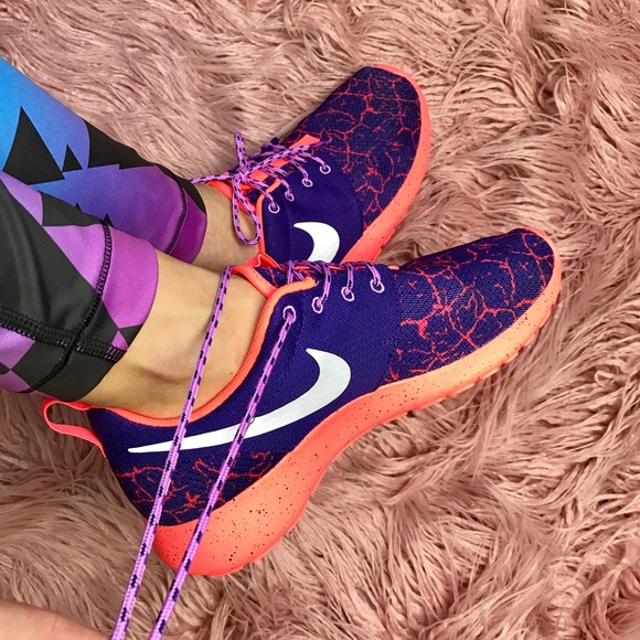 NWT Nike roshe 😈 - Picture 3 of 7