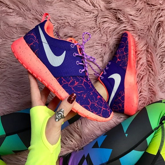 NWT Nike roshe 😈 - Picture 4 of 7