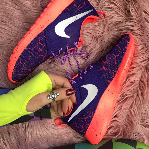 NWT Nike roshe 😈 - Picture 5 of 7