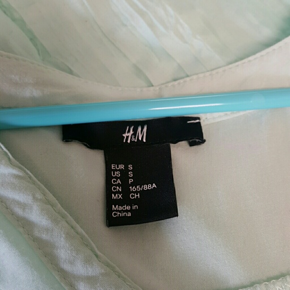 2 H&M Cropped Sleeve Button up Tops - Picture 3 of 4