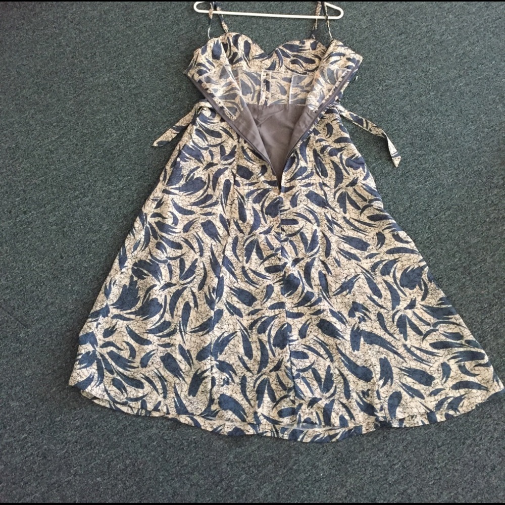 Dresses - Picture 3 of 4