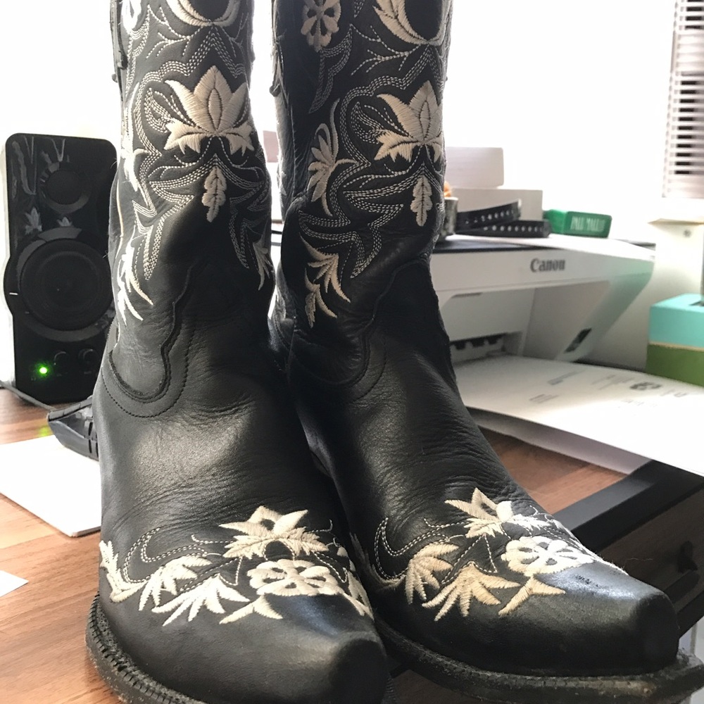 Gorgeous Black Embroidered Tony Lama Cowgirl Boots