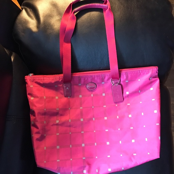 Pretty, pink Coach weekender - Picture 2 of 8