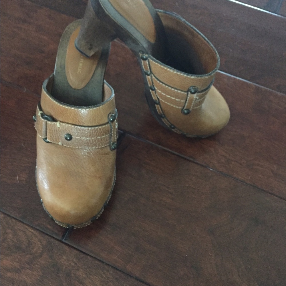 Brown leather wooden heel slides