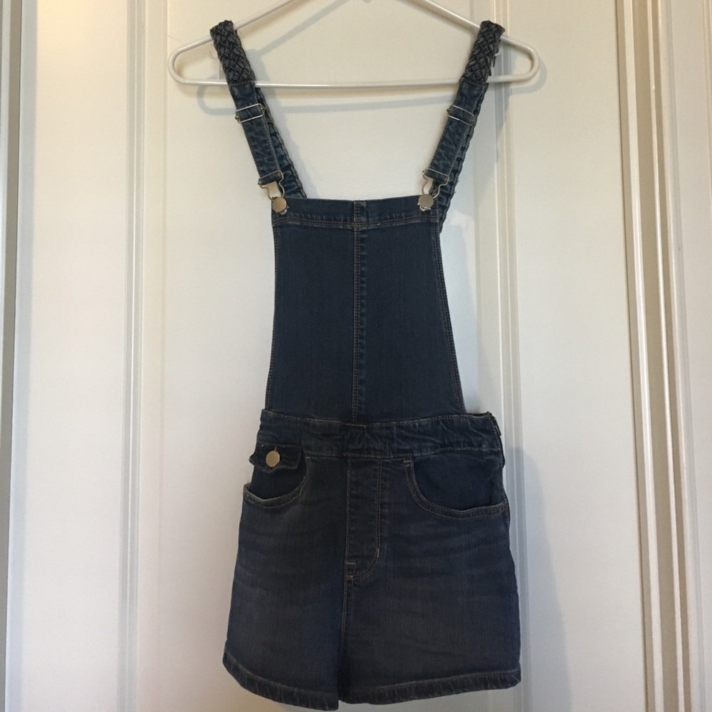 Short overalls with twisted back