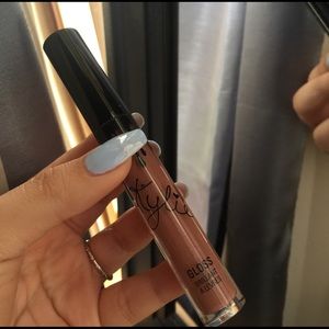 Kylie lip gloss in LIKE