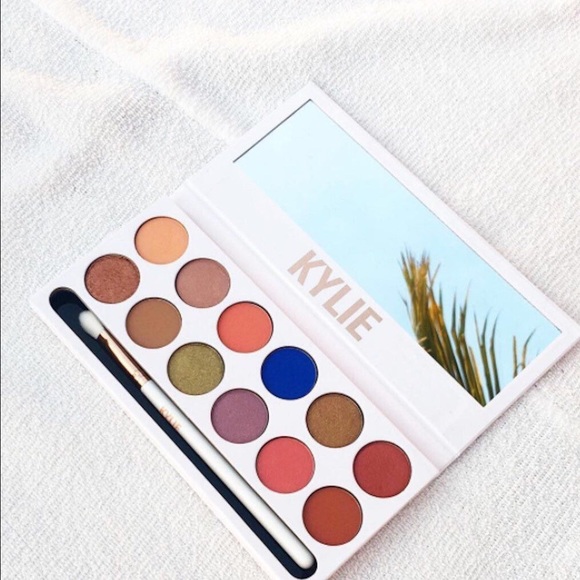 KYLIE ROYAL PEACH PALETTE SALE!!! - Picture 3 of 4