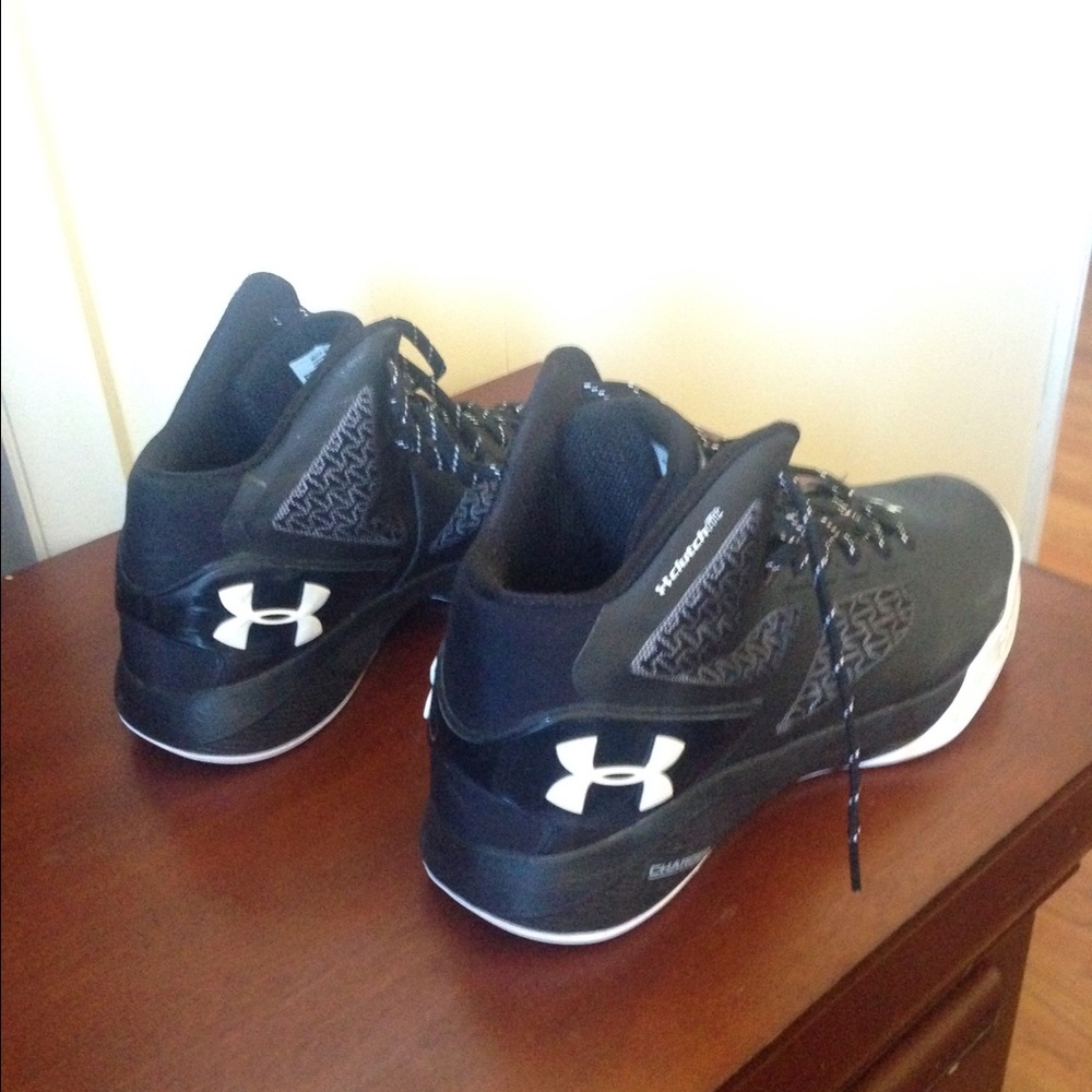 under armour basketball shoes 10.5 good condition