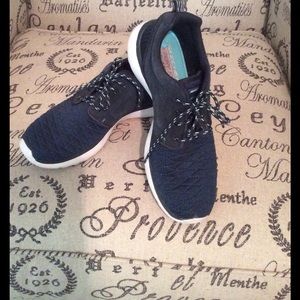 Ladies Sketchers With Memory Foam. Sz. 8.5 Navy