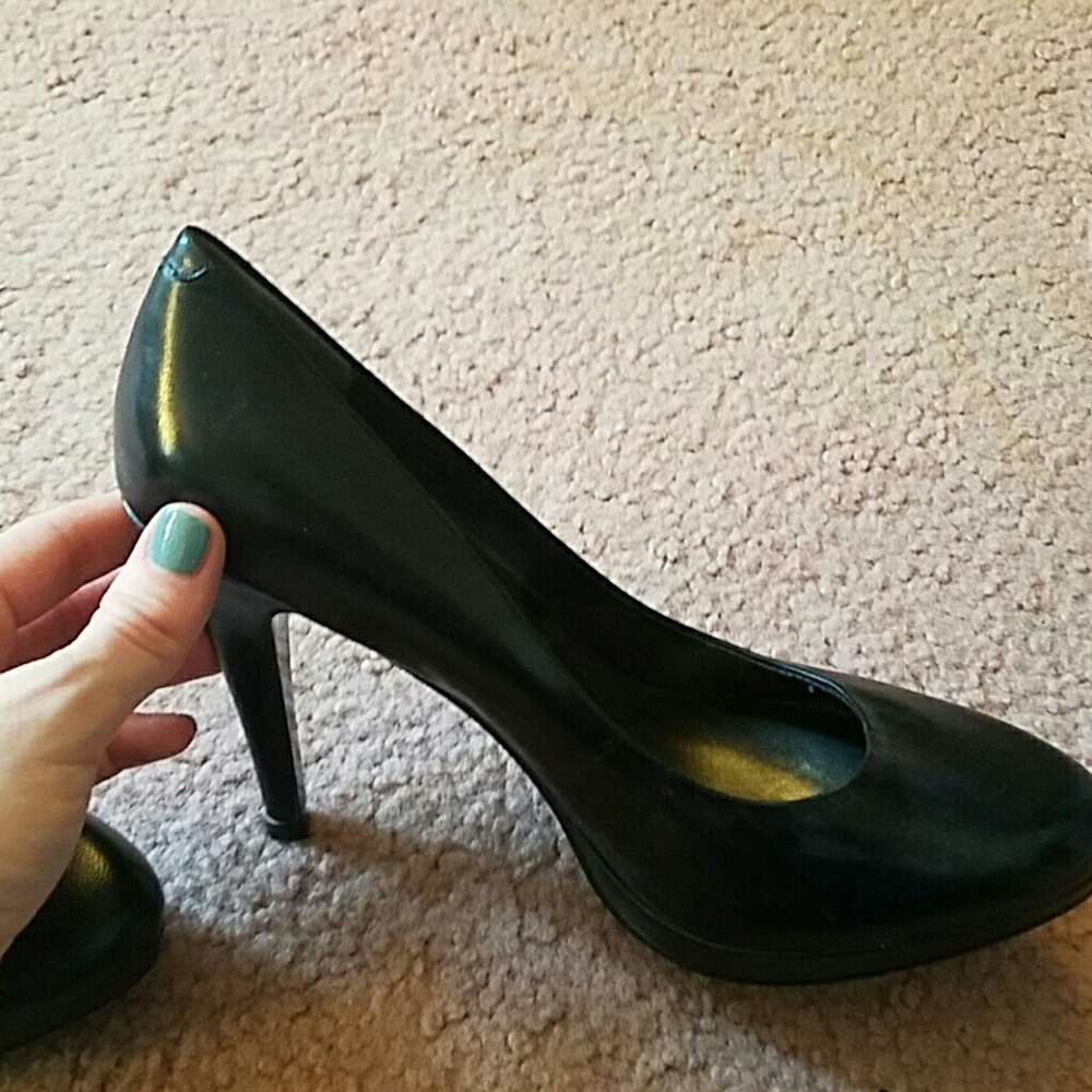 Nine West black leather pumps size 6.5