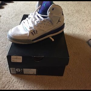 Jordan's youth size 6.5 also fits a womens 8.5