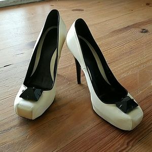 Te Casan cream silk pumps with black stone accent