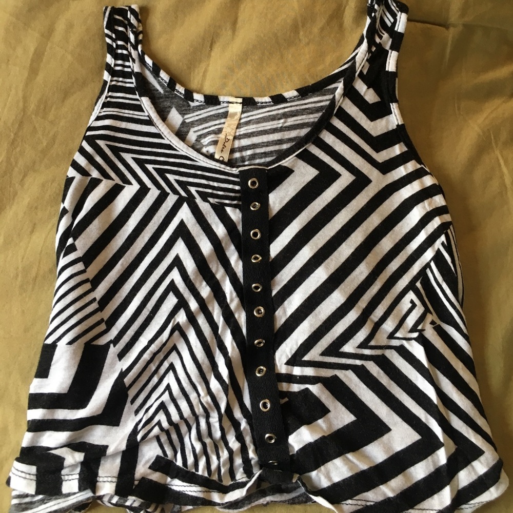 Black and white bottom up crop top