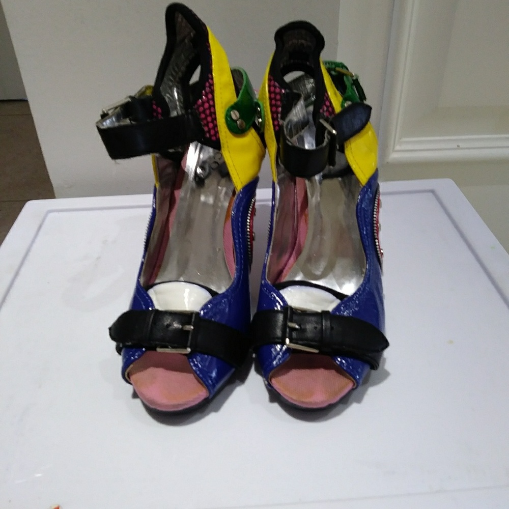 Art deco pumps