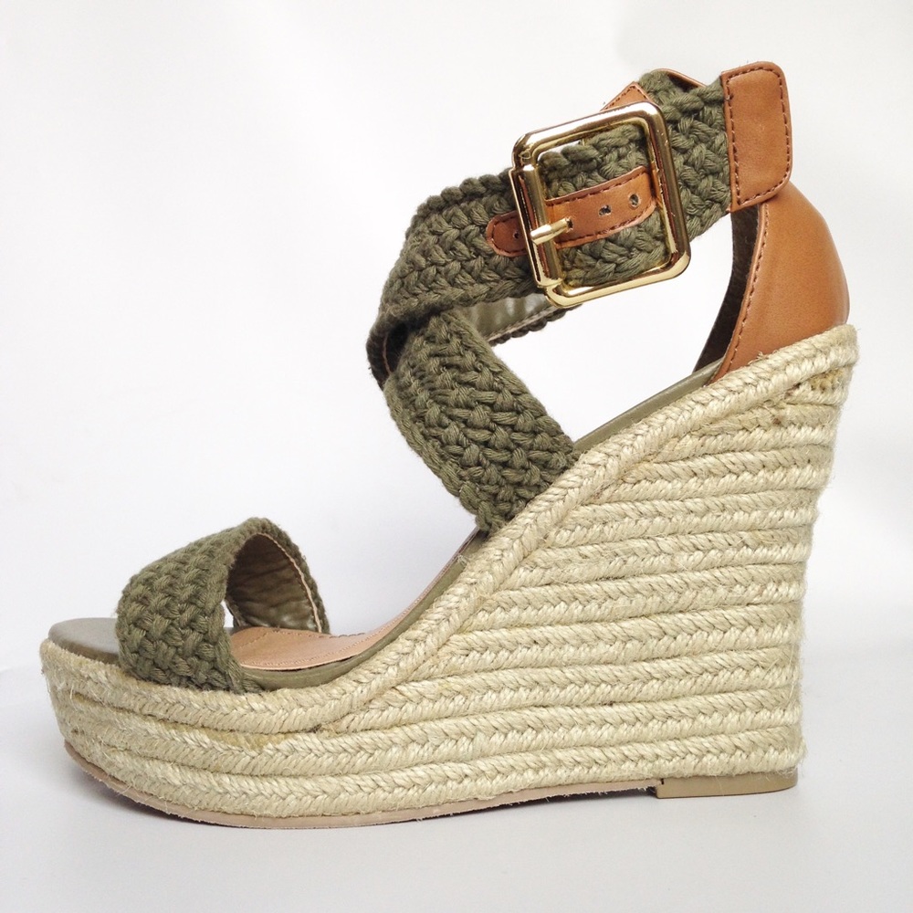 Steve Madden Sz 7 Olive Green Platform Wedge NWOT