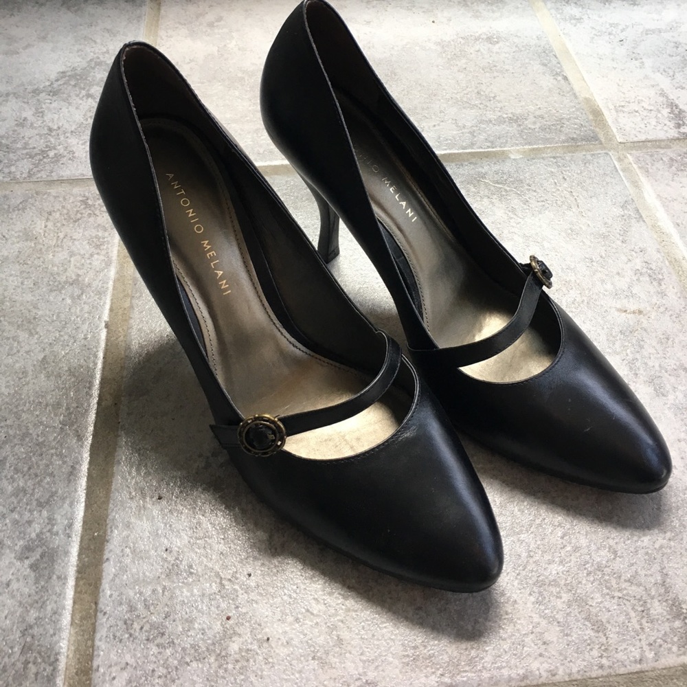 Black leather pumps by Antonio Melani
