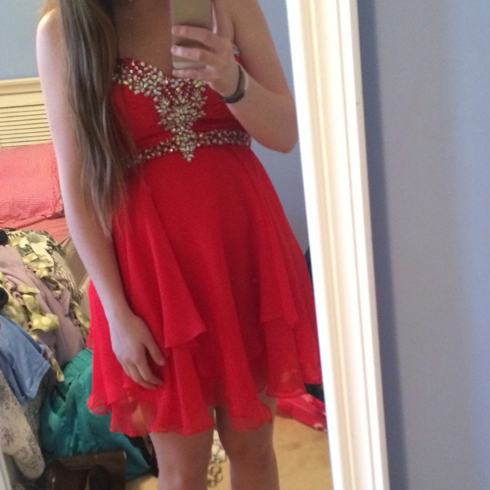 Short red prom dress