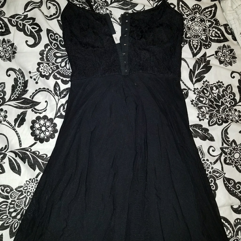 Perfect summer date night little black dress!