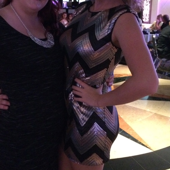 Sequined chevron cocktail dress 👗 - Picture 3 of 3