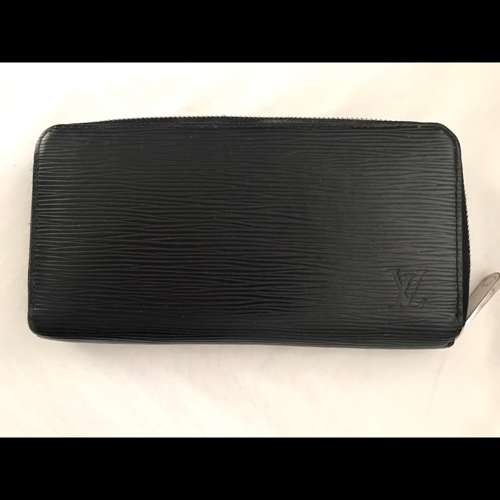 Louis Vuitton black epi leather zippy wallet
